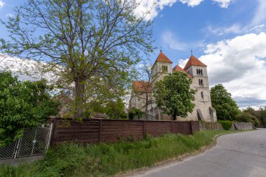Romanesk Ocsa Manastırı, Macaristan güneşli bir bahar gününde.