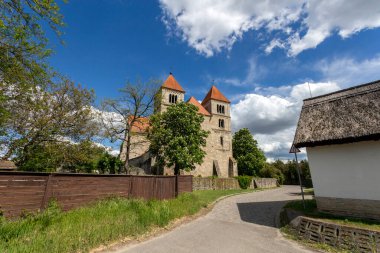 Romanesk Ocsa Manastırı, Macaristan güneşli bir bahar gününde.