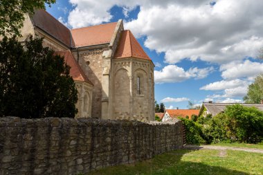 Romanesk Ocsa Manastırı, Macaristan güneşli bir bahar gününde.