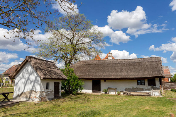 Традиционный деревенский дом в Оксе, Венгрия, в солнечный весенний день
.