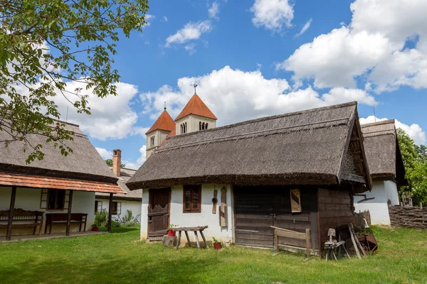 Παραδοσιακό Σπίτι Στο Χωριό Ocsa Ουγγαρία Μια Ηλιόλουστη Ανοιξιάτικη Μέρα — Φωτογραφία Αρχείου