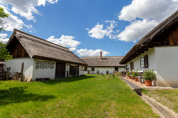 Традиционный деревенский дом в Оксе, Венгрия, в солнечный весенний день
.