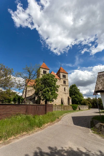 Ρωμανική Εκκλησία Μοναστήρι Της Οτσά Ουγγαρία Μια Ηλιόλουστη Ανοιξιάτικη Μέρα — Φωτογραφία Αρχείου