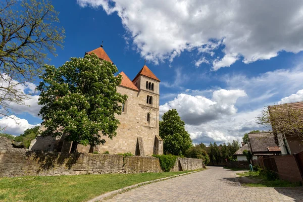 Chiesa Romanica Del Monastero Ocsa Ungheria Una Soleggiata Giornata Primaverile — Foto Stock