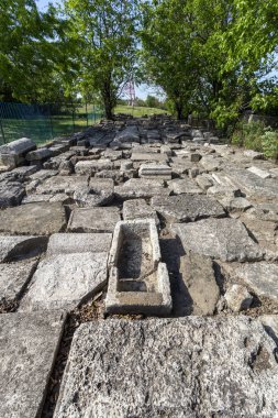 Macaristan 'ın Dunaujvaros kentinde antik bir Roma askeri kasabası olan Intercisa harabe bahçesi.