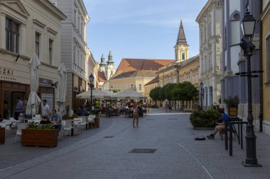 Szekesfehervar, Macaristan - 05 09 2020: Güneşli bir bahar gününde Szekesfehervar şehir merkezindeki ana cadde.