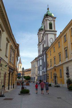 Szekesfehervar, Macaristan - 05 09 2020: Güneşli bir bahar gününde Szekesfehervar şehir merkezindeki ana cadde.