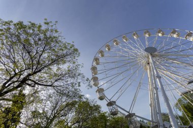 Arka planda mavi gökyüzü olan boş dönme dolap..