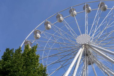 Arka planda mavi gökyüzü olan boş dönme dolap..