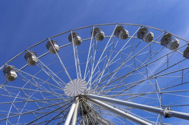 Arka planda mavi gökyüzü olan boş dönme dolap..