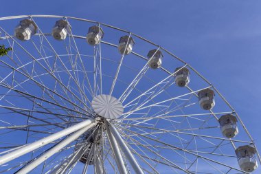 Arka planda mavi gökyüzü olan boş dönme dolap..