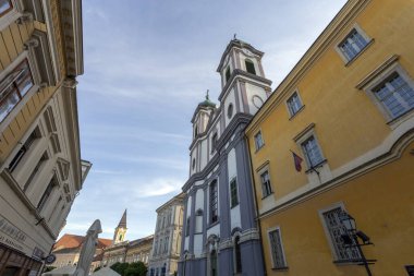 Szekesfehervar, Macaristan - 05 09 2020: Güneşli bir bahar gününde Szekesfehervar şehir merkezindeki ana caddede bulunan Kilisenin cephesi.