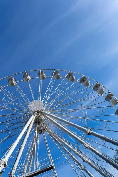 Tomma Pariserhjul Med Blå Himmel Bakgrunden — Stockfoto