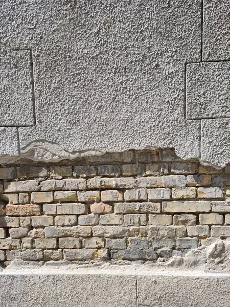 在城市街道 建筑和建筑中倒塌的墙壁 裂缝的混凝土 粗俗的背景 — 图库照片