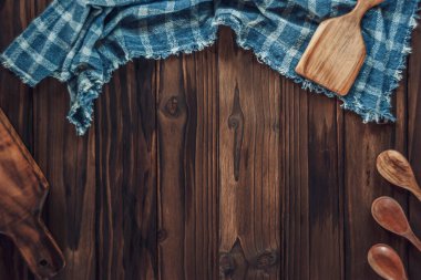 Ahşap masa arkaplanı, ahşap çatal bıçak ve kumaş.