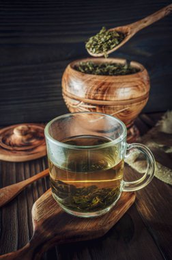 Kurumuş kaynak yapraklı bir fincan tıbbi kaynak çayı.