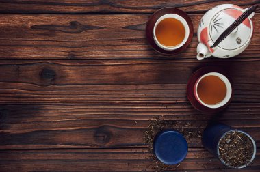 Japon çayı ahşap sehpanın üstünde fotokopi alanı ile birlikte.
