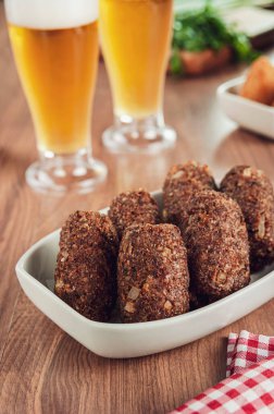 Brezilya usulü iştah açıcı yağda kızartılmış kibbeh (Orta Doğu kıymalı et ve bulghur kızartması))