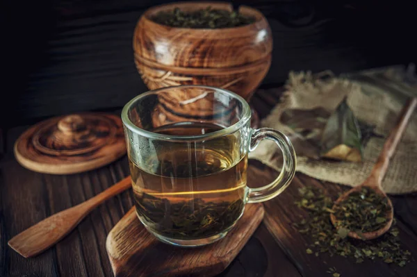 Kurumuş kaynak yapraklı bir fincan tıbbi kaynak çayı.