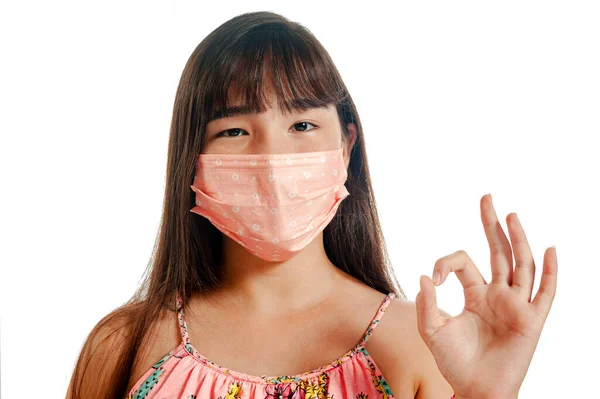 Aziatisch Meisje Glimlachen Dragen Masker Tonen Teken — Stockfoto