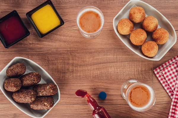 Bira, Brezilya usulü iştah açıcı kızarmış Coxinha de Frango ve kibbe.