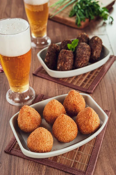 Entrée Brésilienne Frite Coxinha Frango Kibbe Deux Verres Bière — Photo