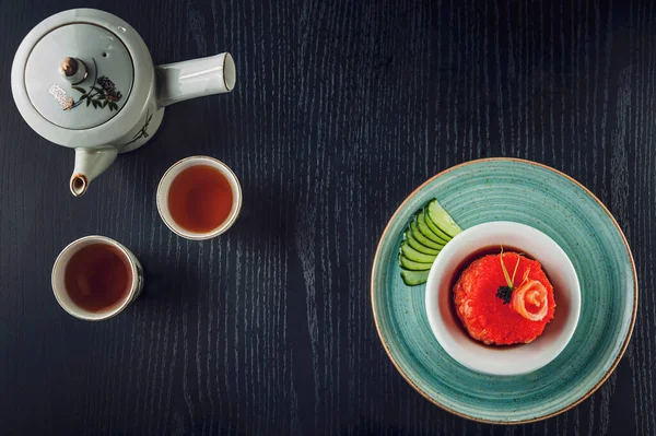 Bovenaanzicht Van Zwarte Tafel Met Japans Eten Zalmtartaar Een Rustieke — Stockfoto