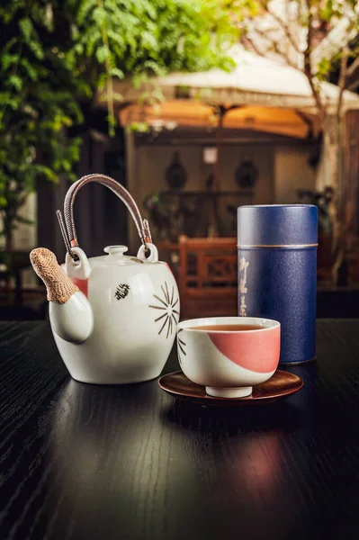 Japanischer Porzellankessel Und Tasse Garten — Stockfoto