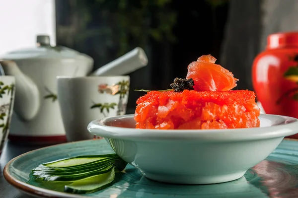 Salatalıklı Japon somonu.