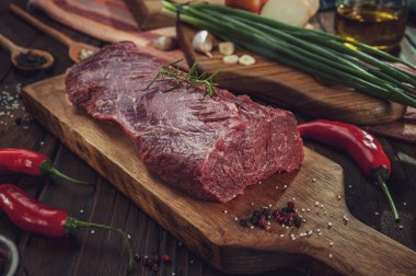 Çiğ sığır filetosu ve malzemeler.