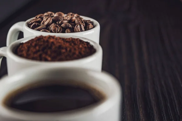 Café Estado Líquido Grãos Uma Mesa Madeira Preta Concentre Café — Fotografia de Stock