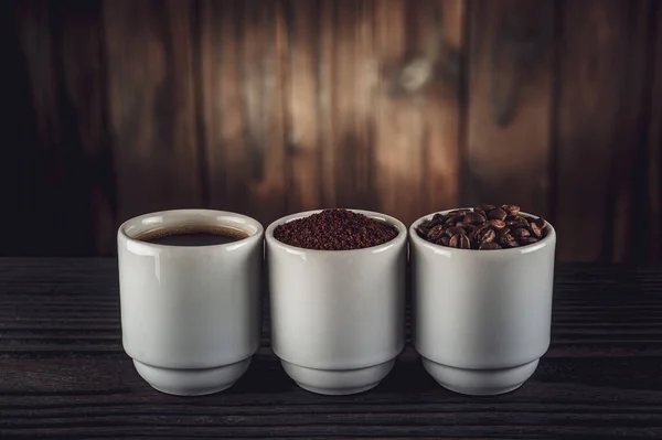 Café Estado Líquido Grãos Uma Mesa Madeira Preta — Fotografia de Stock