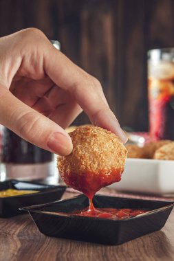 Brezilya aperatifi bol yağda kızartılmış peynirli kroket ketle servis ediliyor.
