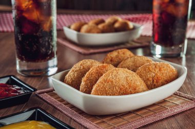 Brezilya aperatifi kızarmış sığır kroketi - Risolis de carne