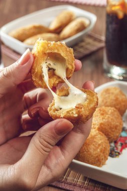 Brezilya aperatifi kızartılmış peynirli kroket yakından Bolinha de queijo
