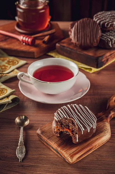 Una Galleta Miel Brasileña Mordida Chocolate Cubierta Mesa Madera Con —  Fotos de Stock