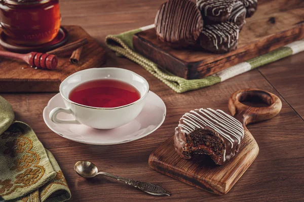 Una Galleta Miel Brasileña Mordida Chocolate Cubierta Mesa Madera Con —  Fotos de Stock