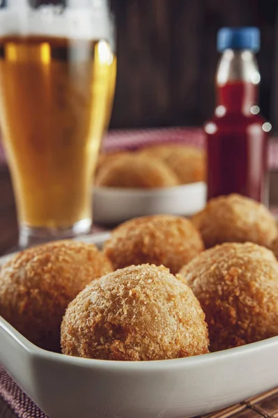 Croquette Brésilienne Fromage Frit Avec Verre Bière Sauce Chili Bolinha — Photo