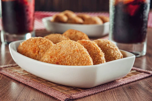 Aperitivo Brasileiro Croquete Carne Frita Com Dois Copos Bebida Risolis — Fotografia de Stock