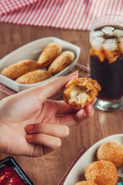 Aperitivo Brasileño Croqueta Queso Frito Con Mostaza Ketchup Bolinha Queijo —  Fotos de Stock