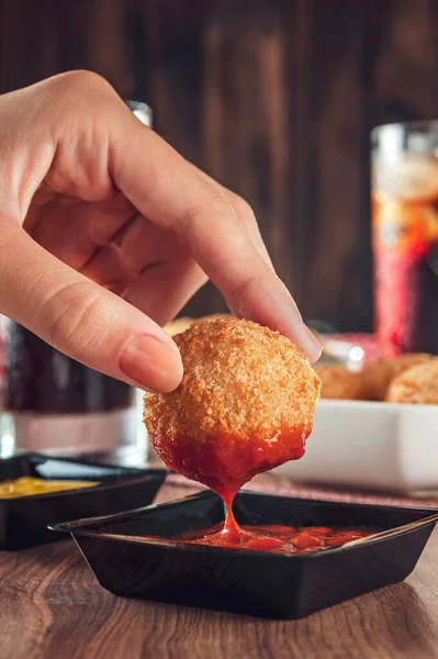 Brezilya aperatifi bol yağda kızartılmış peynirli kroket ketle servis ediliyor.