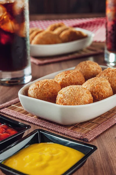 Aperitivo Brasileño Croqueta Queso Frito Con Mostaza Ketchup Bolinha Queijo —  Fotos de Stock