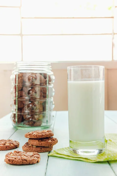 Ein Glas Milch Mit Schokokeksen Auf Dem Hellgrünen Holztisch Der — Stockfoto