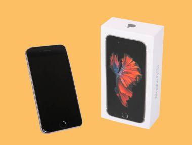 Moskova, Rusya - 27 Eylül 2017: Iphone 6s Apple Inc Apple tarafından geliştirilen bir akıllı telefon serbest bırakmak yeni iphone 6 olduğunu ve iphone 6s