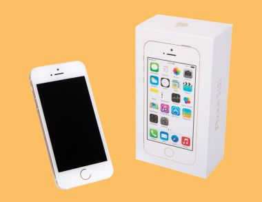 Moskova, Rusya - 27 Eylül 2017: Iphone 5'ler olduğunu Apple Inc Apple tarafından geliştirilen bir akıllı telefon serbest bırakmak yeni iphone 5 ve iphone 5'ler
