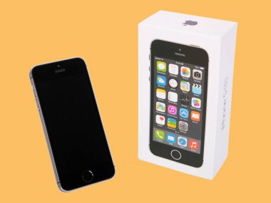 Moskova, Rusya - 27 Eylül 2017: Iphone 5'ler olduğunu Apple Inc Apple tarafından geliştirilen bir akıllı telefon serbest bırakmak yeni iphone 5 ve iphone 5'ler