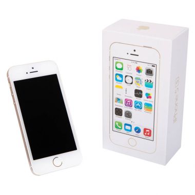 Moskova, Rusya - 27 Eylül 2017: Iphone 5'ler olduğunu Apple Inc Apple tarafından geliştirilen bir akıllı telefon serbest bırakmak yeni iphone 5 ve iphone 5'ler
