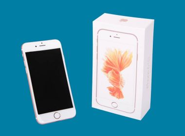 Moskova, Rusya - 27 Eylül 2017: Iphone 6s Apple Inc Apple tarafından geliştirilen bir akıllı telefon serbest bırakmak yeni iphone 6 durum ve iphone 6s
