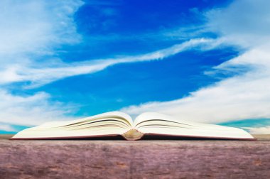 Bulut gökyüzü arka plan seçici focus.vintage stili ile dokulu ahşap masa kitap ve kahve Kupası.