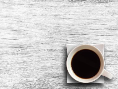 Ahşap masa dokulu arka plan üzerinde kahve fincanı.